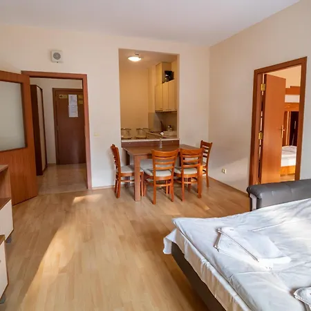 Pm Services Flora Apartment