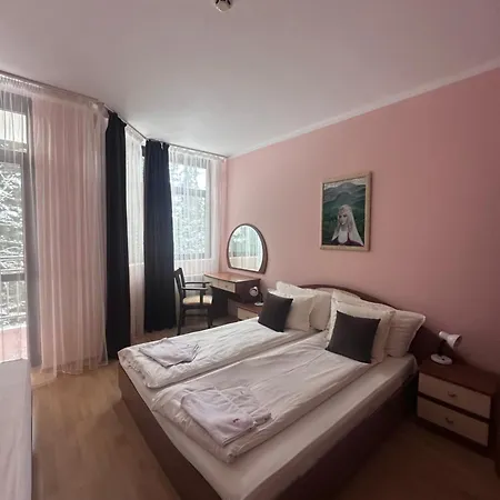 Pm Services Flora Apartment