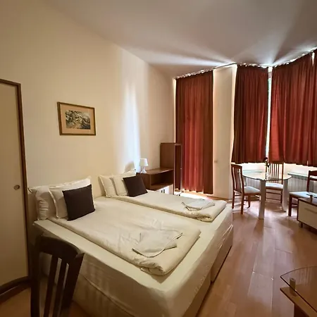 Pm Services Flora شقة